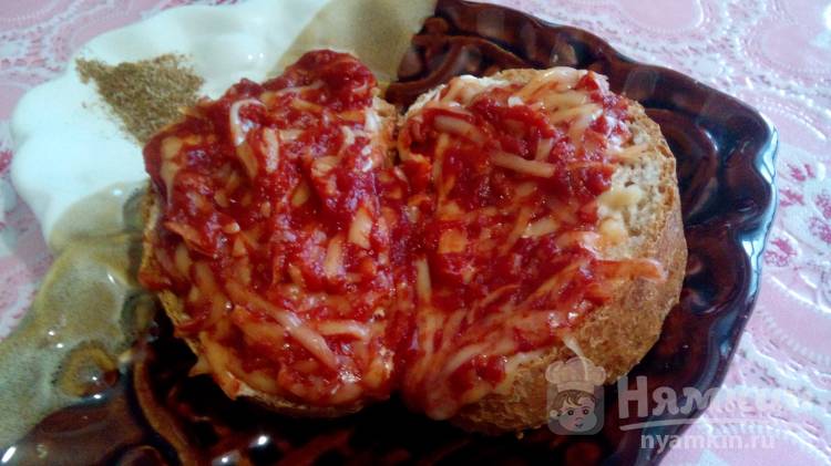 Горячие бутерброды с сыром и томатной пастой
