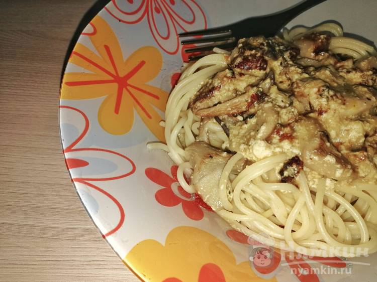 Спагетти в сливочном соусе с грибами