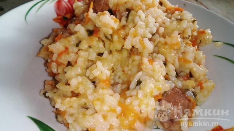 Рис с говяжьей тушенкой и овощами на сковороде