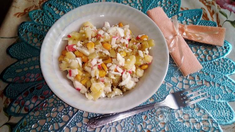 Салат с крабовыми палочками, картофелем, яйцами и солеными огурцами