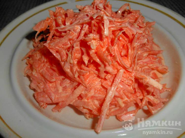Простой закусочный салат из моркови с чесноком