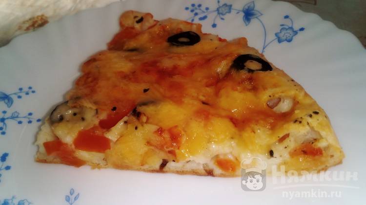 Майонезная пицца с помидорами, маслинами и сыром
