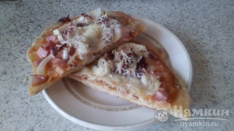 Пицца с беконом и колбасой