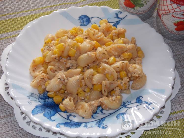 Макароны с кукурузой и яйцом на сковороде