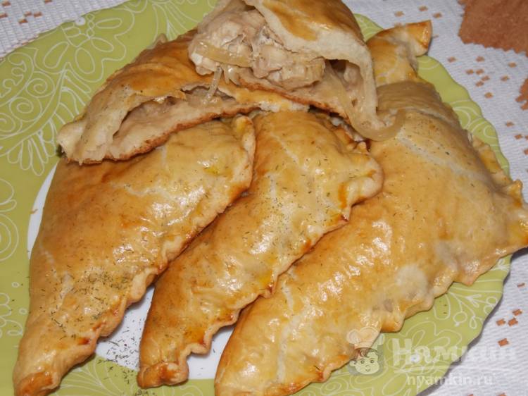 Пирожки из слоеного теста с куриным филе и луком в духовке
