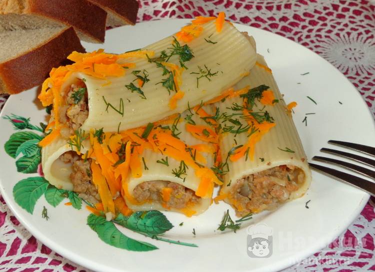 Каннеллони с фаршем и морковью на сковороде 