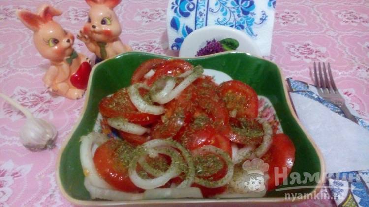 Салат из помидоров с луком и чесноком