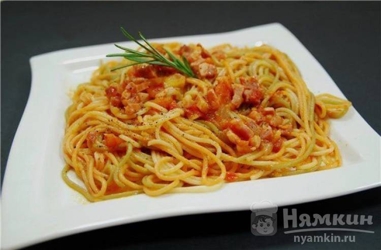Спагетти с помидорами и копченым мясом