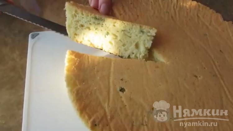 Пышный бисквит с сыром и зеленым луком