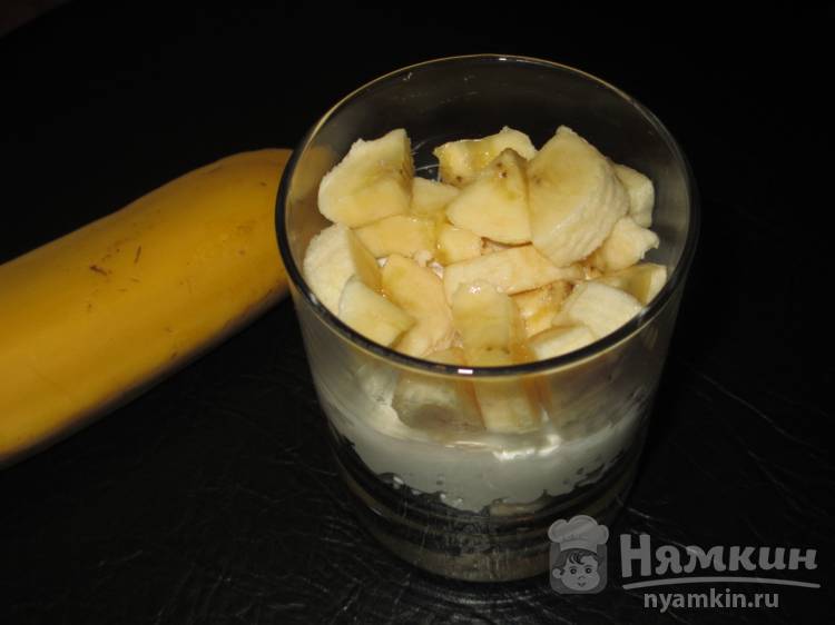 Творожно-сметанный десерт с кусочками банана