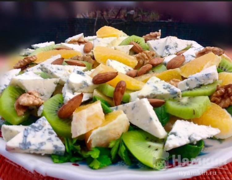 Фруктовый салат с голубым сыром и грецкими орехами