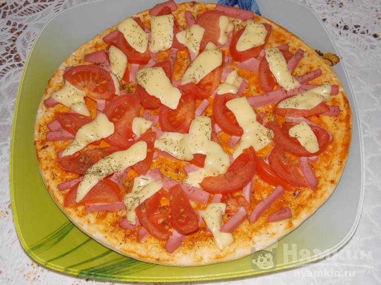 Пицца на готовой основе с плавленым сыром в духовке