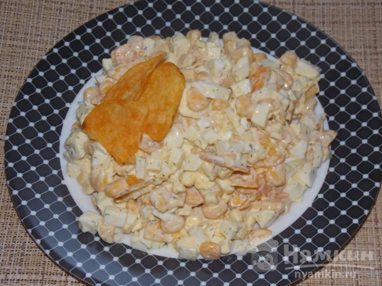 Салат яичный с чипсами и кукурузой