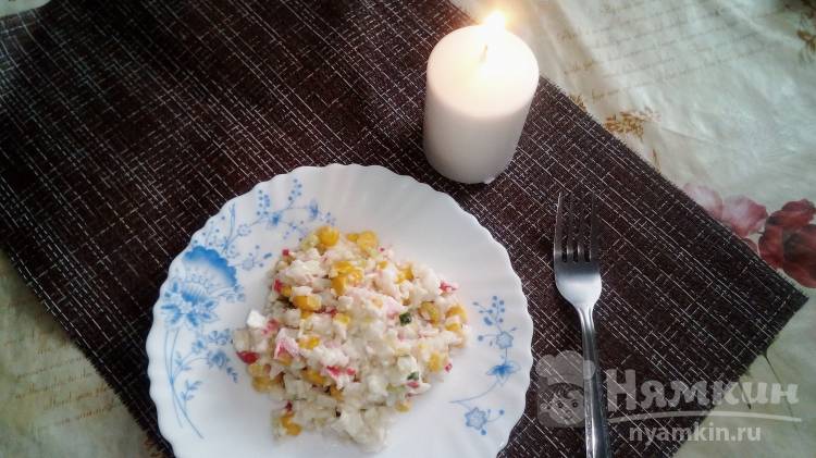 Крабовый салат с рисом, яйцом и свежим огурцом