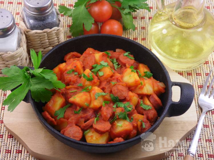 Картофель с охотничьими колбасками в томатном соусе