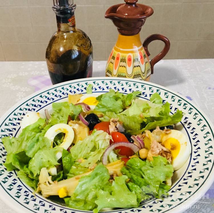 Овощной салат с нутом и тунцом