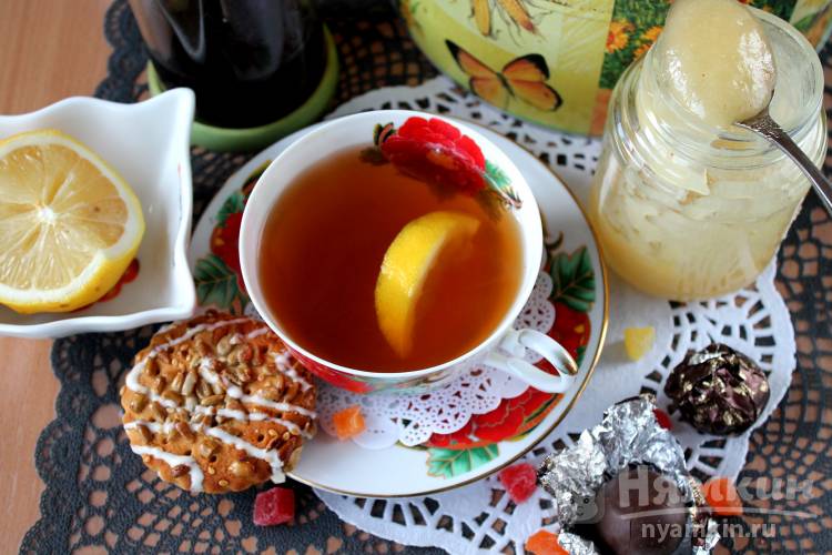 Имбирный чай с мятой, мёдом и лимоном