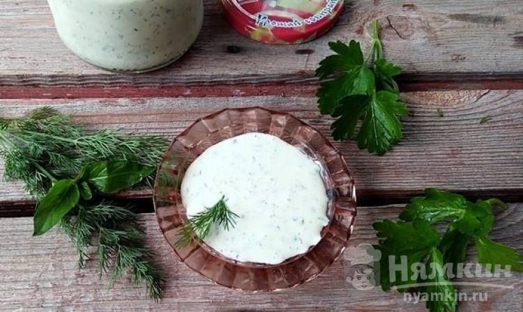 Заправка для салата из зелени и йогурта