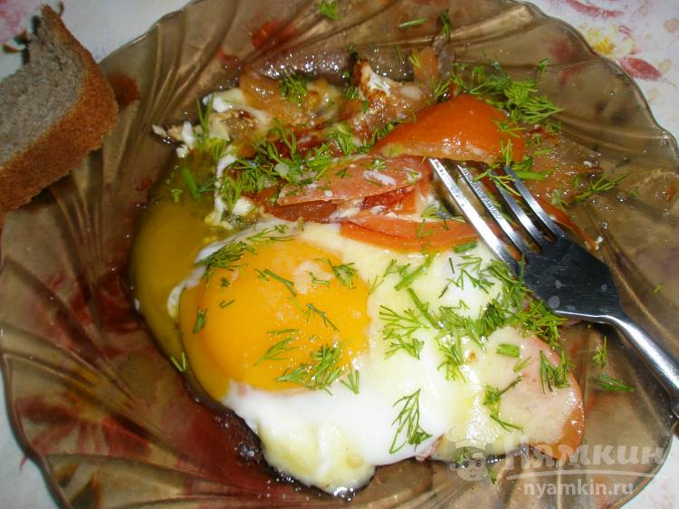 Яичница-глазунья с помидорами, сыром и зеленью