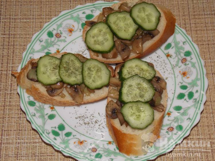 Бутерброды с жареными грибами и огурцом