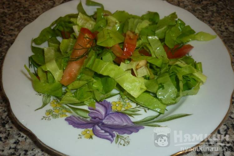 Салат из листьев салата с помидорами