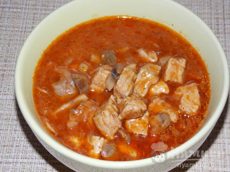 Свинина с грибами в томатном соусе в мультиварке