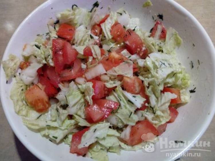Овощной салат из пекинской капусты с помидором
