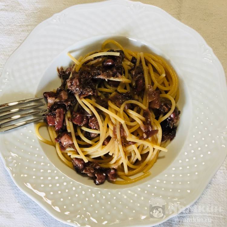Спагетти с красным цикорием и панчеттой 
