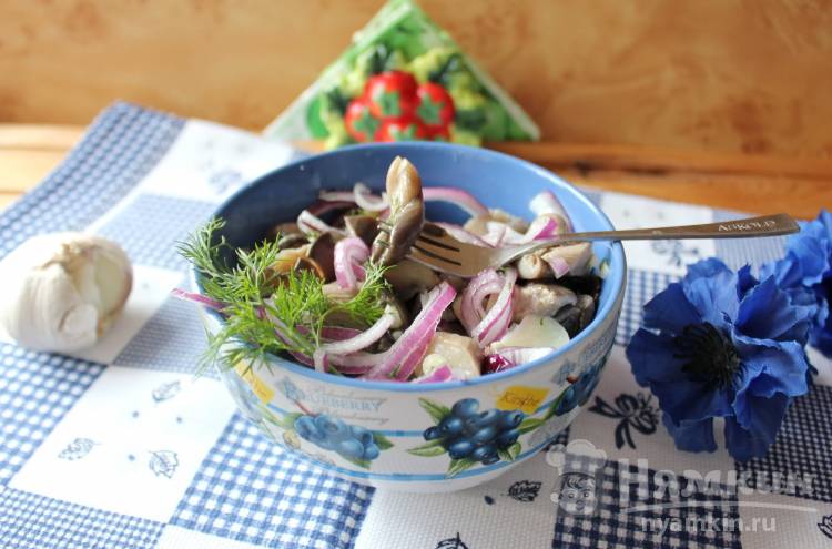 Салат с копчёной курицей, маринованными грибами и ананасами