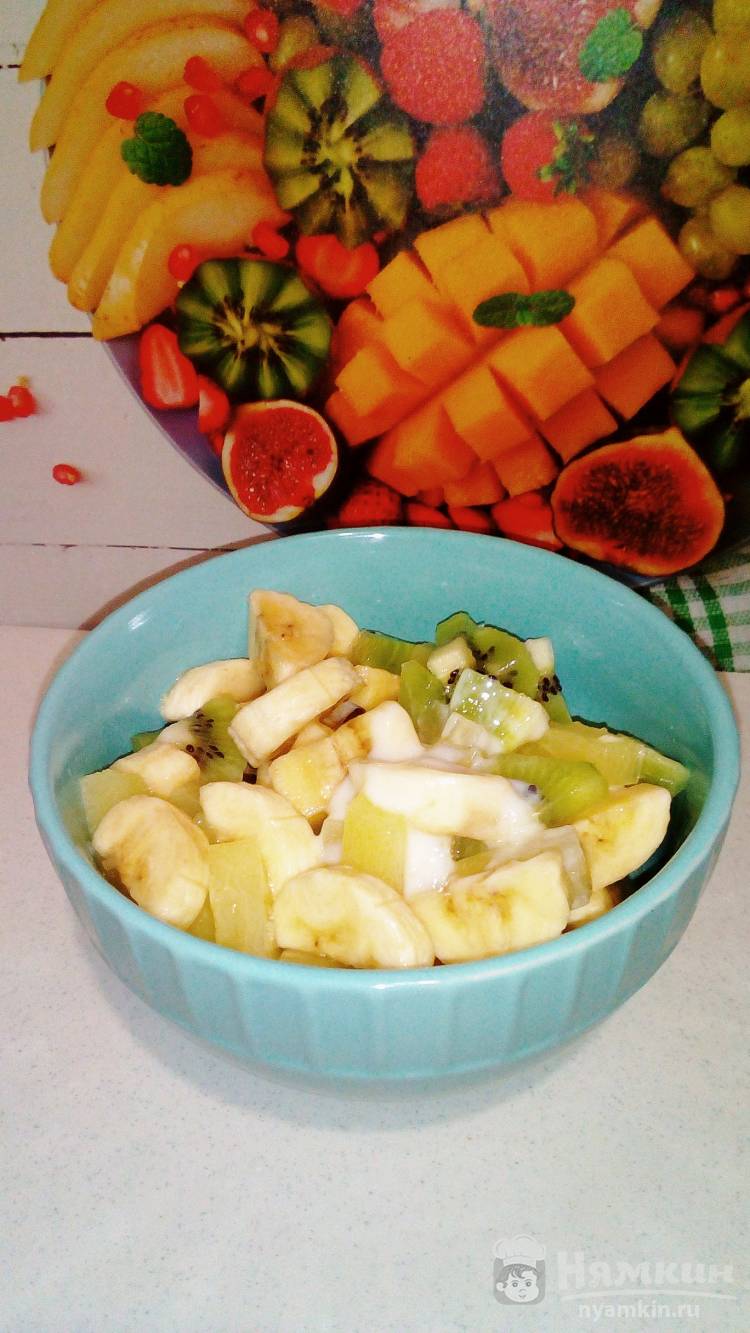 Фруктовый салат с киви, ананасом и бананом