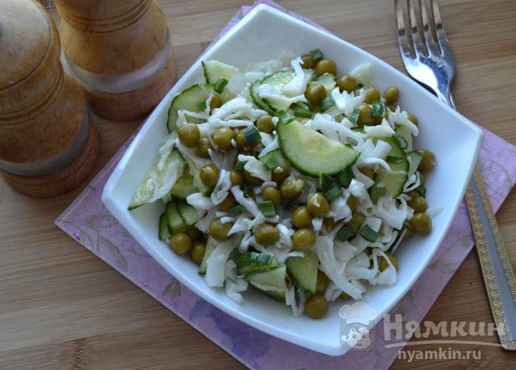 Салат из капусты с зеленым горошком и огурцом