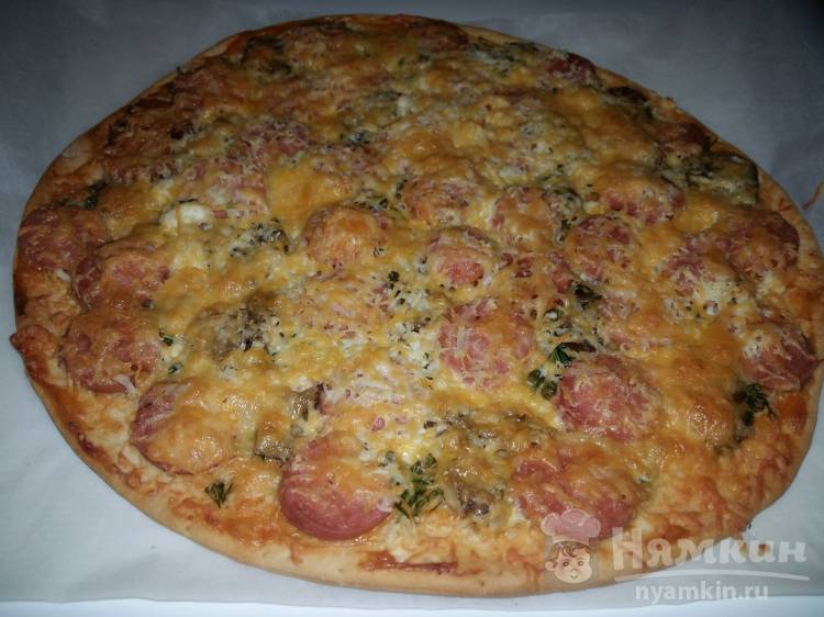 Пицца с обжаренными грибами и сосисками с адыгейским и мраморным сыром
