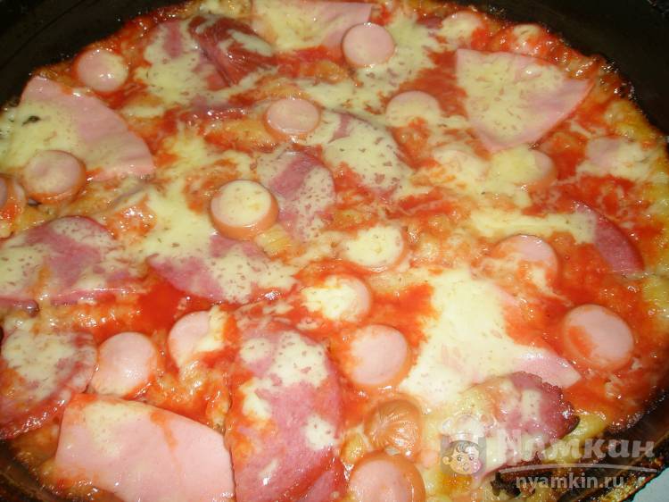 Пицца с колбасами и сосисками на сковороде