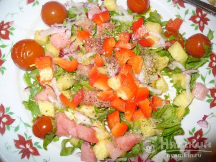 Фруктово-овощной салат с ананасом