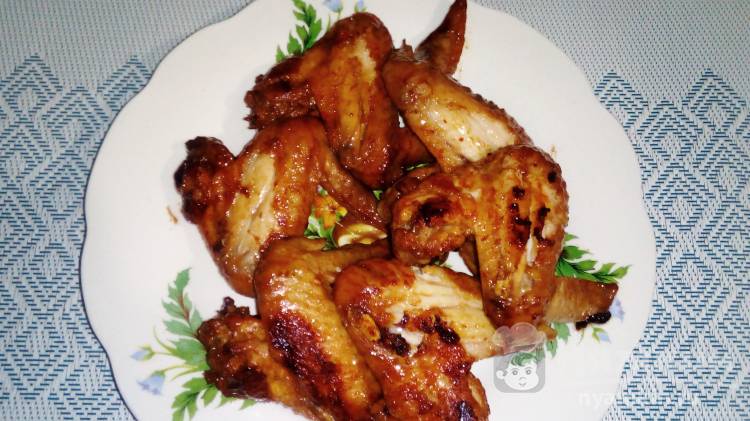 Куриные крылья с паприкой и соевым соусом на сковороде