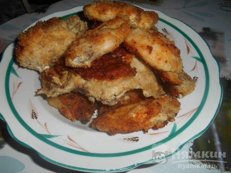 Куриные части жареные в панировачных сухарях на сковороде