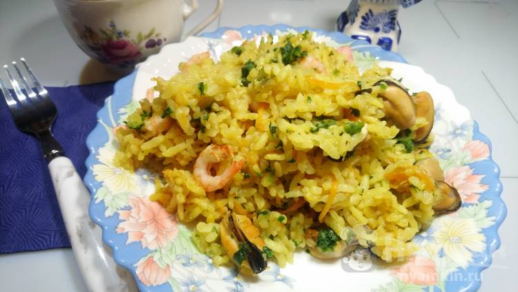 Золотой рис с морепродуктами и шпинатом