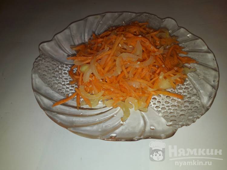 Морковь по-корейски с луком и кунжутом