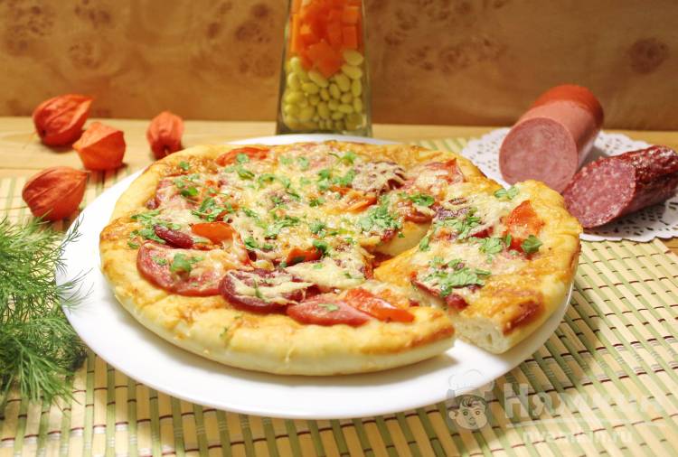 Домашняя пицца с копченостями и сыром