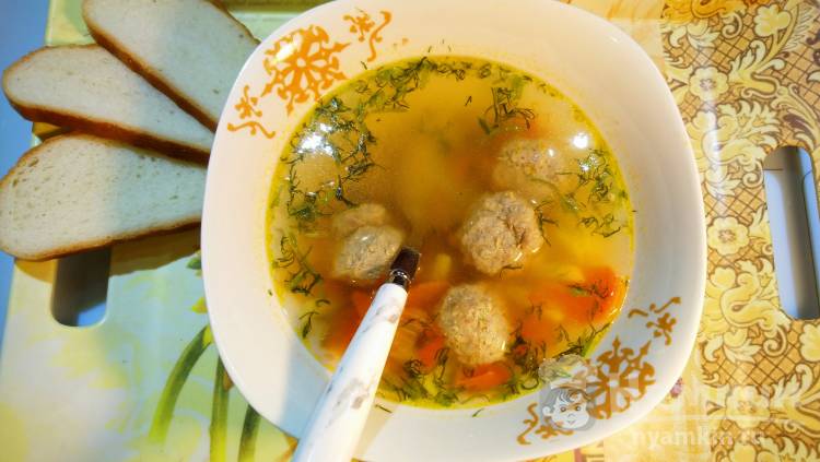 Суп из овощей с укропом и мясными фрикадельками