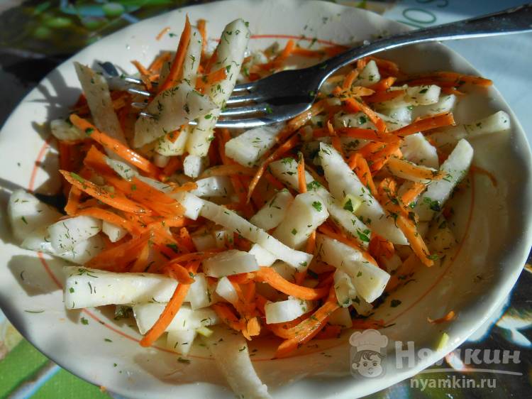 Лёгкий салат из дайкона с морковью