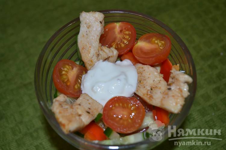 Салат с куриным филе и помидорами черри