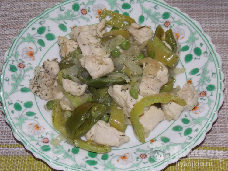 Куриное филе кусочками с овощами на сковороде