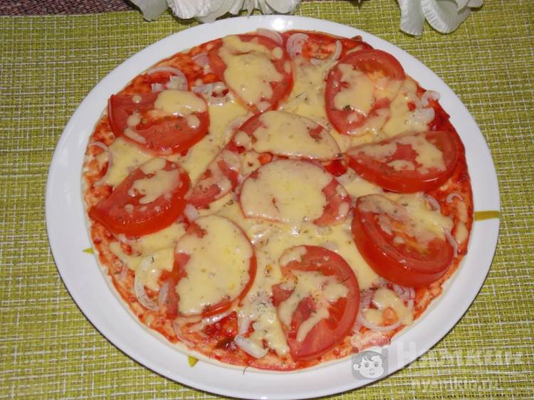 Быстрая пицца с томатами и луком