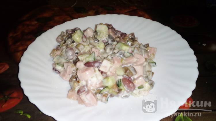 Грибной салат с фасолью, огурцом и вареной колбасой