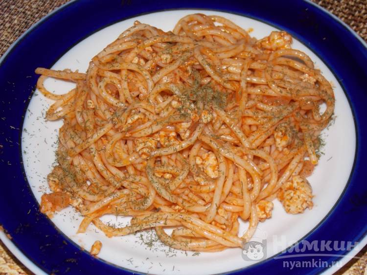 Спагетти с куриным фаршем и луком на сковороде