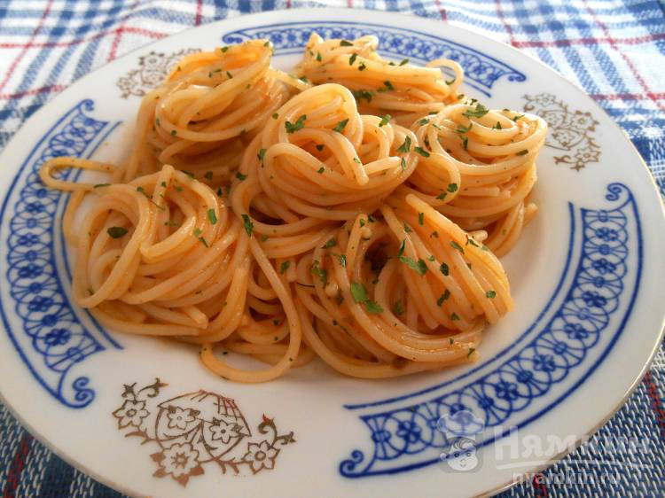 Спагетти с чесноком в томатном соусе