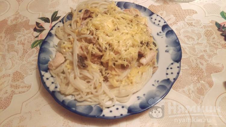 Спагетти с курицей, сыром и грибами