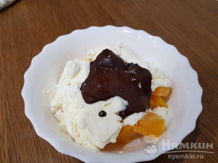 Фруктовый десерт с мороженным и топленным шоколадом