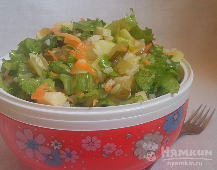 Салат из риса с овощами